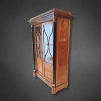 Vitrine Biedermeier avec colonnes noircies