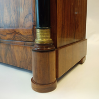 Vitrine Biedermeier avec colonnes noircies