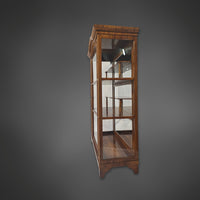 Dreiseitig verglaste Biedermeier-Vitrine aus Nussbaum, 2. Hälfte 19. Jahrhundert