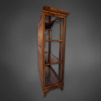 Dreiseitig verglaste Biedermeier-Vitrine aus Nussbaum, 2. Hälfte 19. Jahrhundert