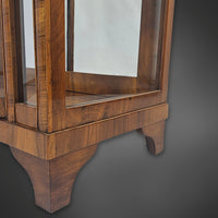 Dreiseitig verglaste Biedermeier-Vitrine aus Nussbaum, 2. Hälfte 19. Jahrhundert