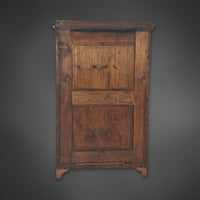 Dreiseitig verglaste Biedermeier-Vitrine aus Nussbaum, 2. Hälfte 19. Jahrhundert