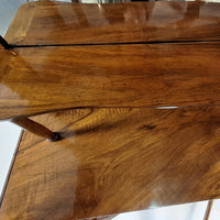 Dreiseitig verglaste Biedermeier-Vitrine aus Nussbaum, 2. Hälfte 19. Jahrhundert