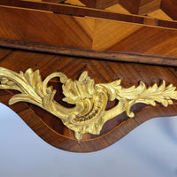 Louis-XV-Kommode mit Würfelmarketerie, Frankreich, 2. Hälfte 18. Jahrhundert