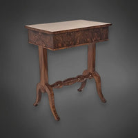 Biedermeier-Beistelltisch Nussbaum furniert um 1840