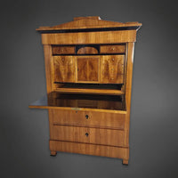 Biedermeier-Sekretär mit Spitzgiebel kirschbaumfurniert