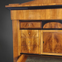 Biedermeier-Sekretär mit Spitzgiebel kirschbaumfurniert