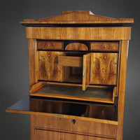 Biedermeier-Sekretär mit Spitzgiebel kirschbaumfurniert
