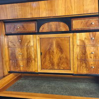 Biedermeier-Sekretär mit Spitzgiebel kirschbaumfurniert