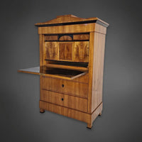 Biedermeier-Sekretär mit Spitzgiebel kirschbaumfurniert