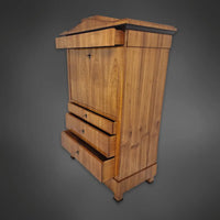 Biedermeier-Sekretär mit Spitzgiebel kirschbaumfurniert