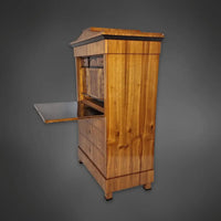 Biedermeier-Sekretär mit Spitzgiebel kirschbaumfurniert