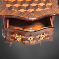 Seltene kleine Rokoko-Kommode Würfelmarketerie zweite