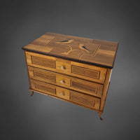 Miniatur-Kommode Nussbaum furniert Deutschland um 1815