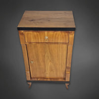 Kleiner Biedermeier-Beistellschrank Kirschbaum
