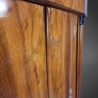 Biedermeier-Halbschrank (Vertiko) mit Halbsäulen Nussbaum