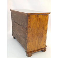 Barockkommode in Nussbaumfurnier um 1790 - Möbel
