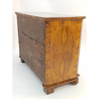 Barockkommode in Nussbaumfurnier um 1790 - Möbel