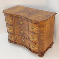 Barockkommode in Nussbaumfurnier um 1790 - Möbel