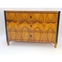 Biedermeier Kommode mit gespiegeltem Furnierbild - Möbel