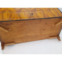 Biedermeier Kommode mit gespiegeltem Furnierbild - Möbel