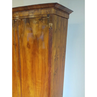 Biedermeier Schrank mit bombierten Türen um 1825 - Möbel