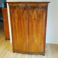 Biedermeier Schrank mit bombierten Türen um 1825 - Möbel