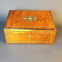 Schatulle in Vogelaugenahorn mit Bandintarsienmum 1850