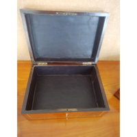 Schatulle in Vogelaugenahorn mit Bandintarsienmum 1850