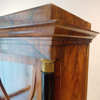 Vitrine Biedermeier avec colonnes noircies