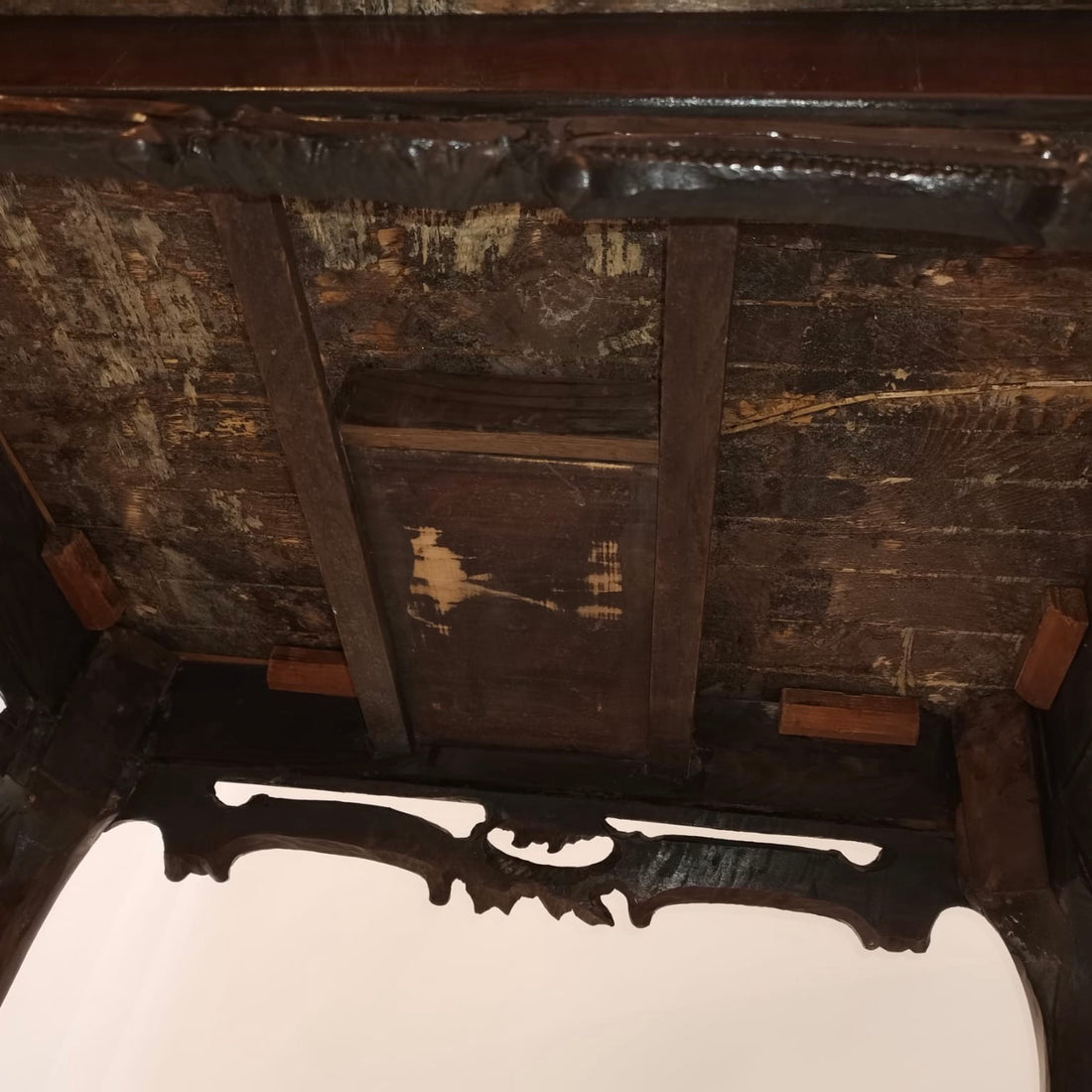 German baroque table from the 18th century with wonderful inlay work