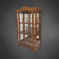 Dreiseitig verglaste Biedermeier-Vitrine aus Nussbaum, 2. Hälfte 19. Jahrhundert