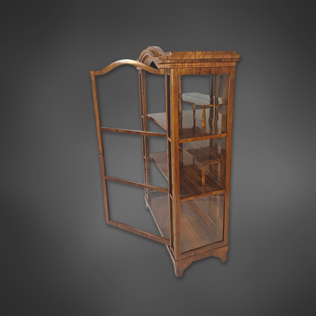 Dreiseitig verglaste Biedermeier-Vitrine aus Nussbaum, 2. Hälfte 19. Jahrhundert