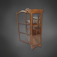 Dreiseitig verglaste Biedermeier-Vitrine aus Nussbaum, 2. Hälfte 19. Jahrhundert