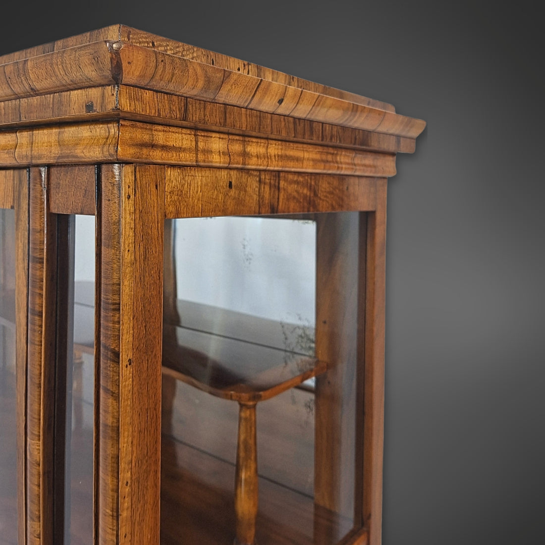 Dreiseitig verglaste Biedermeier-Vitrine aus Nussbaum, 2. Hälfte 19. Jahrhundert
