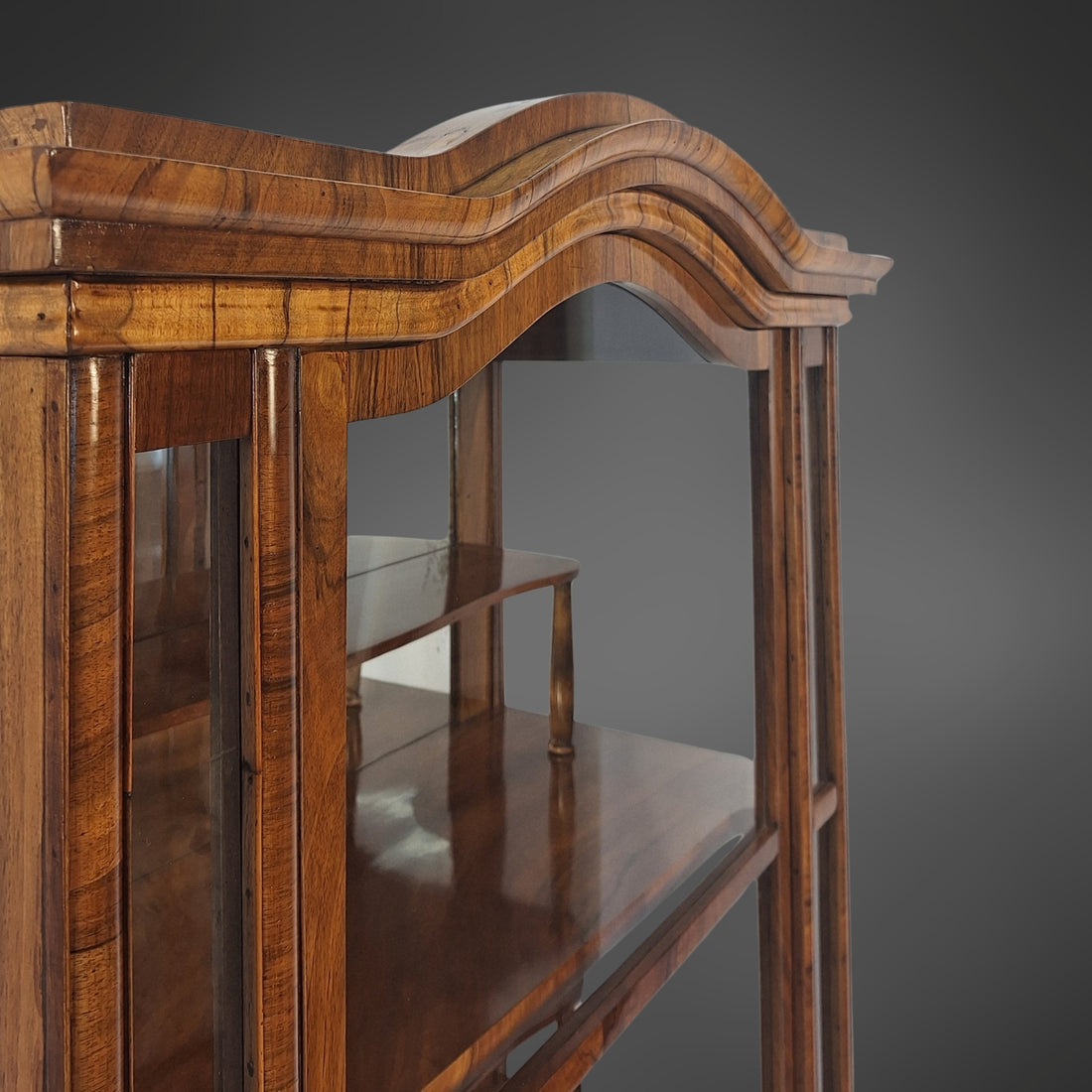 Dreiseitig verglaste Biedermeier-Vitrine aus Nussbaum, 2. Hälfte 19. Jahrhundert