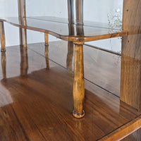 Dreiseitig verglaste Biedermeier-Vitrine aus Nussbaum, 2. Hälfte 19. Jahrhundert