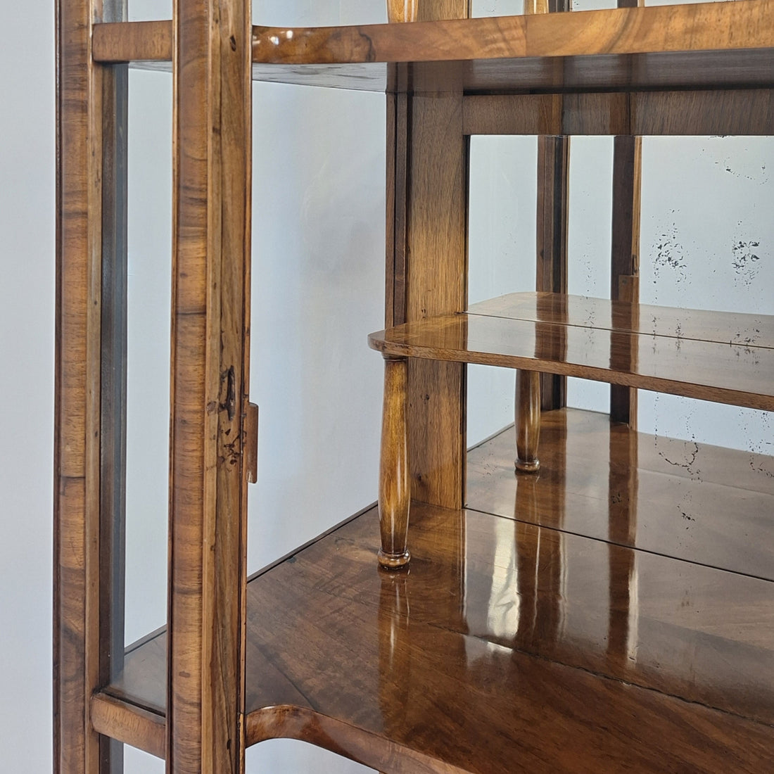 Dreiseitig verglaste Biedermeier-Vitrine aus Nussbaum, 2. Hälfte 19. Jahrhundert