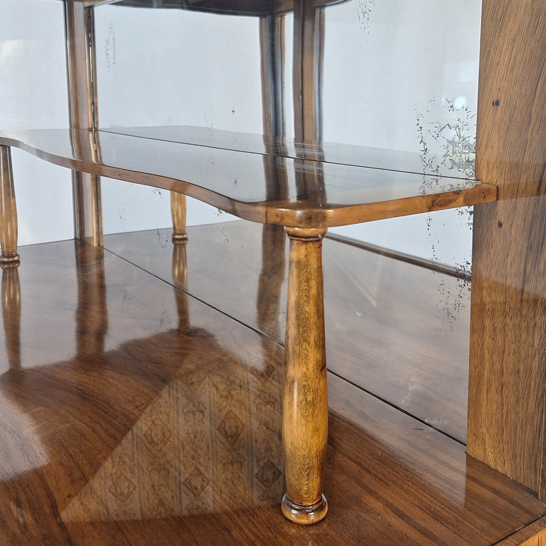 Dreiseitig verglaste Biedermeier-Vitrine aus Nussbaum, 2. Hälfte 19. Jahrhundert