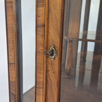 Dreiseitig verglaste Biedermeier-Vitrine aus Nussbaum, 2. Hälfte 19. Jahrhundert