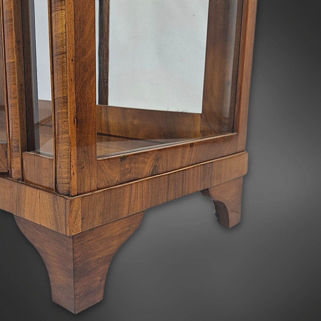 Dreiseitig verglaste Biedermeier-Vitrine aus Nussbaum, 2. Hälfte 19. Jahrhundert