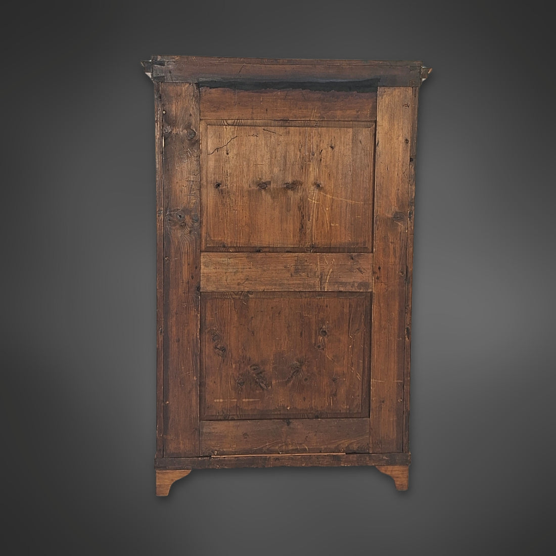 Dreiseitig verglaste Biedermeier-Vitrine aus Nussbaum, 2. Hälfte 19. Jahrhundert