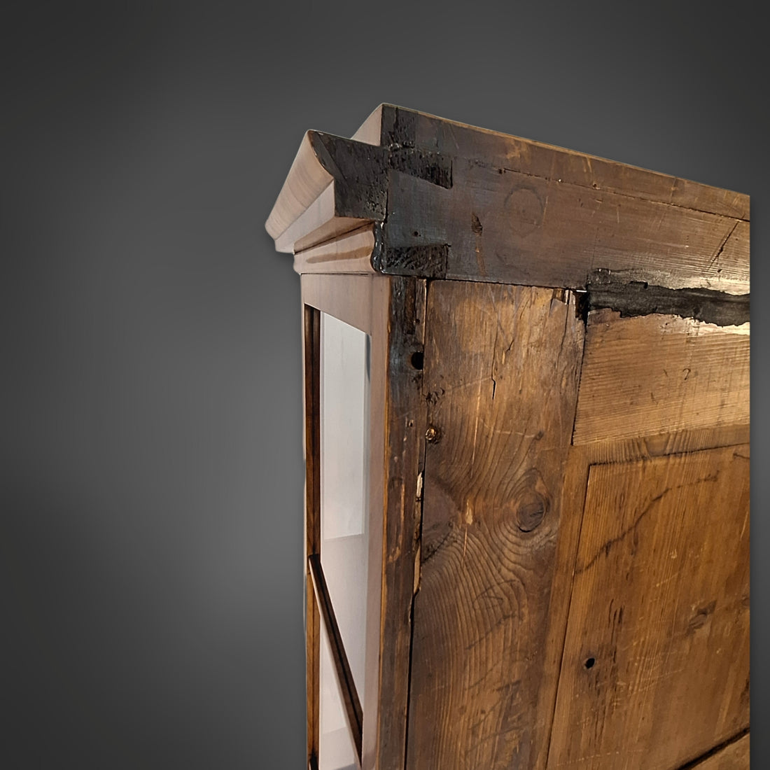Dreiseitig verglaste Biedermeier-Vitrine aus Nussbaum, 2. Hälfte 19. Jahrhundert