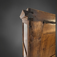 Dreiseitig verglaste Biedermeier-Vitrine aus Nussbaum, 2. Hälfte 19. Jahrhundert