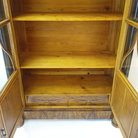 Vitrine Biedermeier avec colonnes noircies
