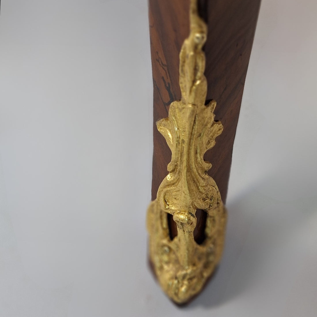 Louis-XV-Kommode mit Würfelmarketerie, Frankreich, 2. Hälfte 18. Jahrhundert