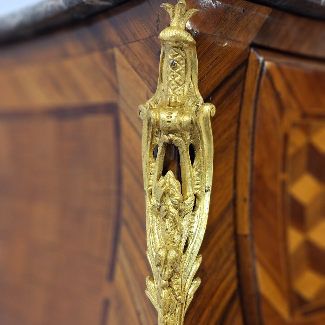 Louis-XV-Kommode mit Würfelmarketerie, Frankreich, 2. Hälfte 18. Jahrhundert