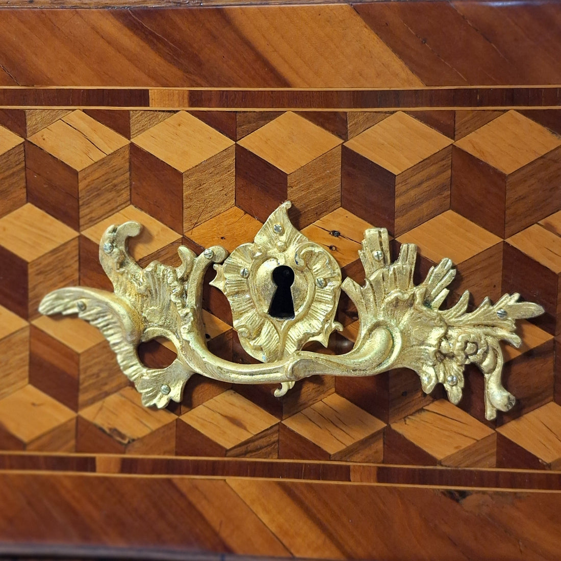 Louis-XV-Kommode mit Würfelmarketerie, Frankreich, 2. Hälfte 18. Jahrhundert