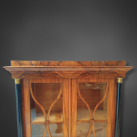 Vitrine Biedermeier avec colonnes noircies