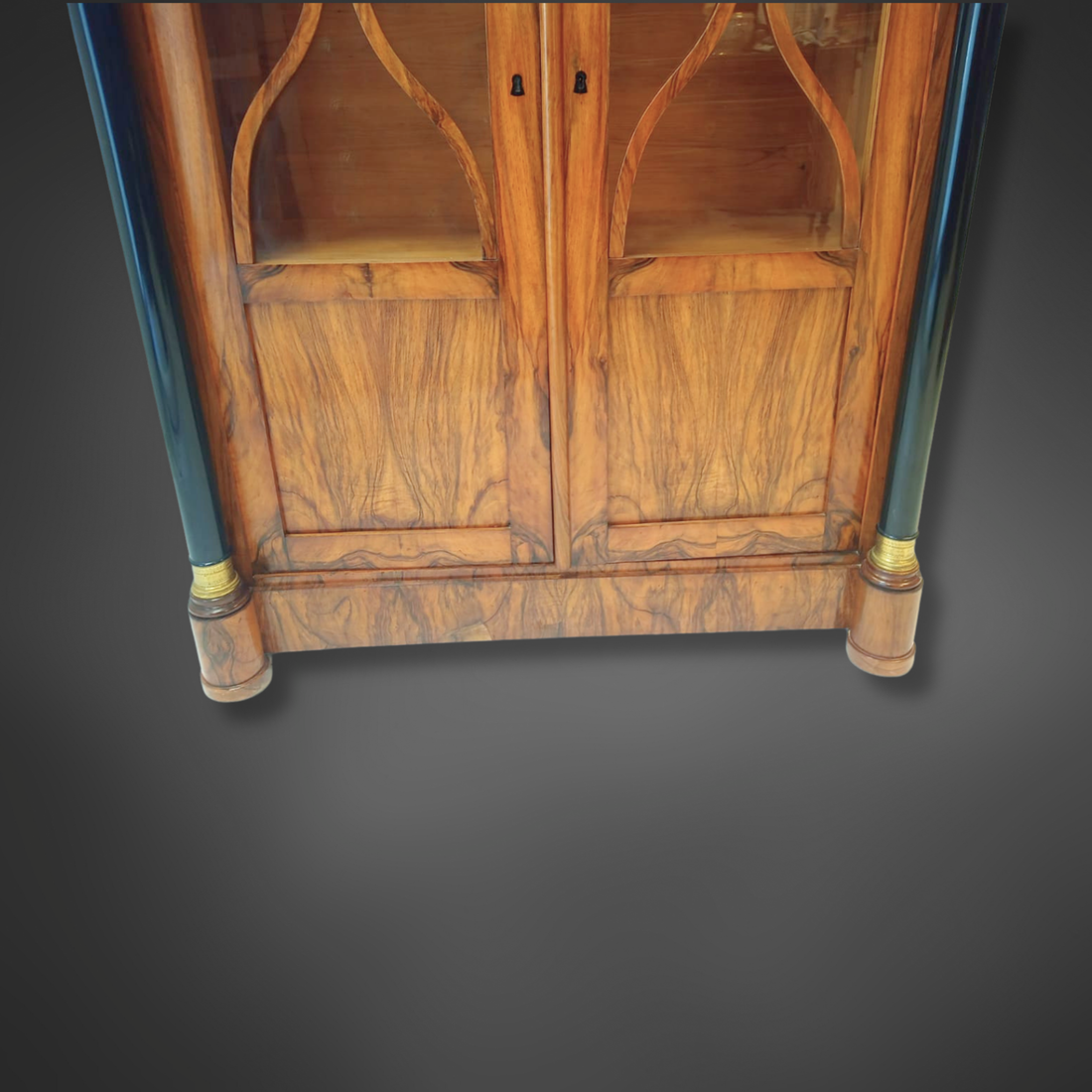 Vitrine Biedermeier avec colonnes noircies